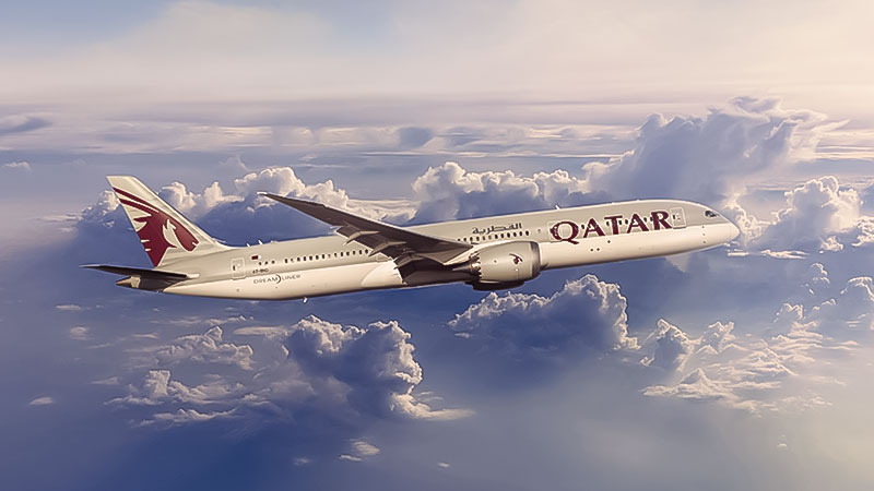 Літак авіалінії Qatar в небі
