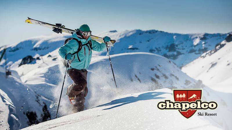 esquiador subiendo el cerro Chapelco
